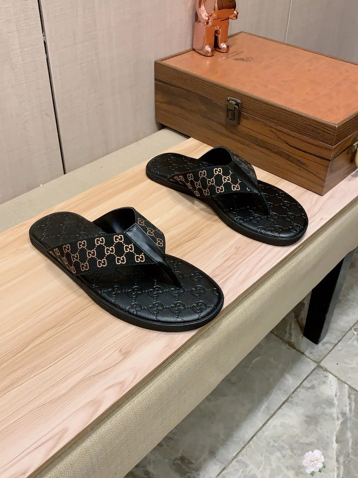 Slippers: New model: Factory price: 260💰💰🎩🎩🔥🔥《 Gucci* 》Series of slippers top purchasing agent🔍🔍Sold at the same time for men, original Italian imported webbing made of selected cowhide, exquisite workmanship,), sole: (super comfortable) original factory special sole, ⚠️exclusive double-layer movable molded sole super comfortable⚠️, real shot🎬the real thing is more beautiful🔍🔍266 regular code 38-44, can be ordered 45.